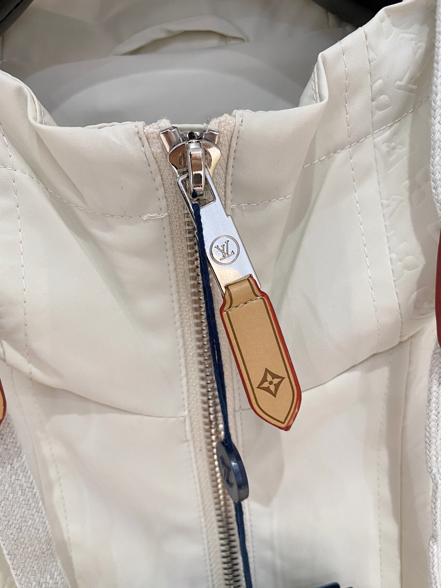 LV 高仿白色連帽外套 簡約設計百搭單品｜歐美奢侈品精品推薦