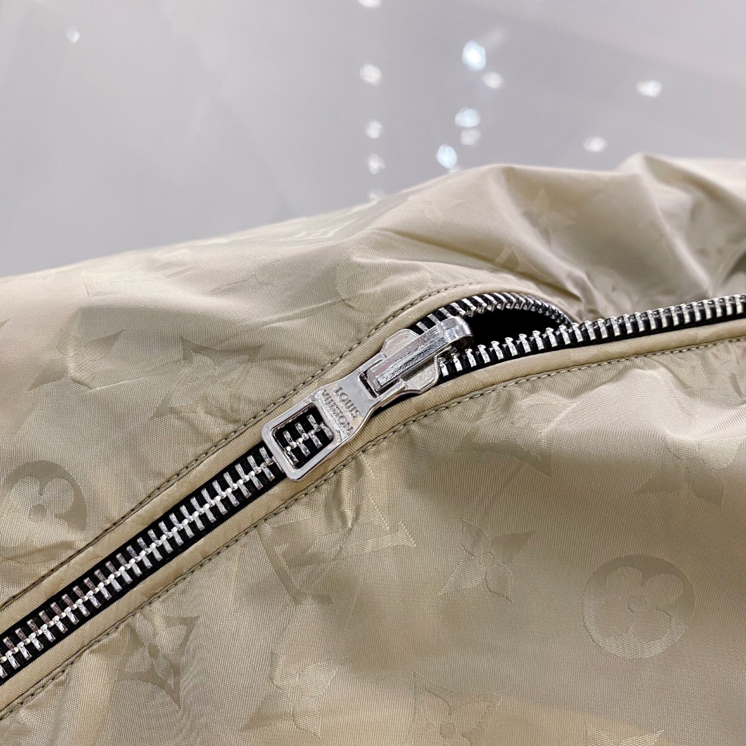 LV 一比一米色連帽外套 輕盈防風百搭設計｜歐美奢侈品精品推薦