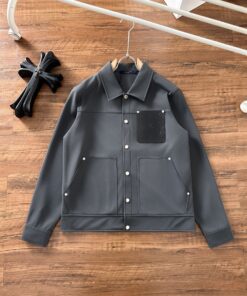 LV 高仿灰色口袋外套 極簡百搭質感設計