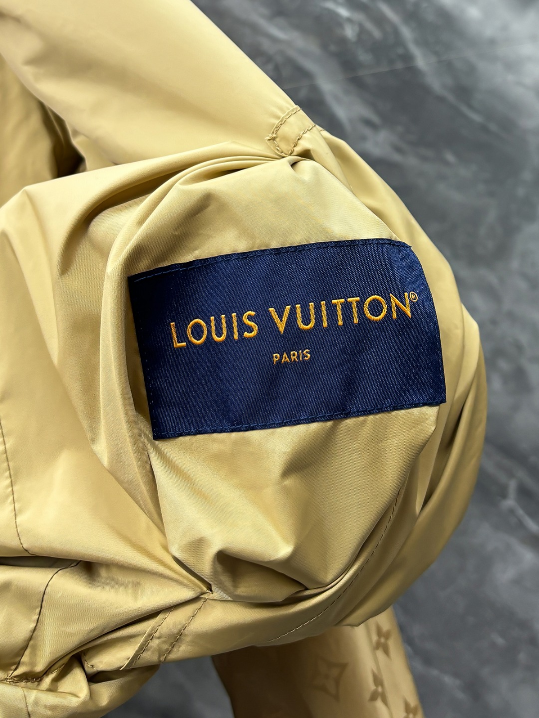 LV A貨連帽外套 輕薄防風潮流款 黃色設計｜歐美奢侈品精品推薦