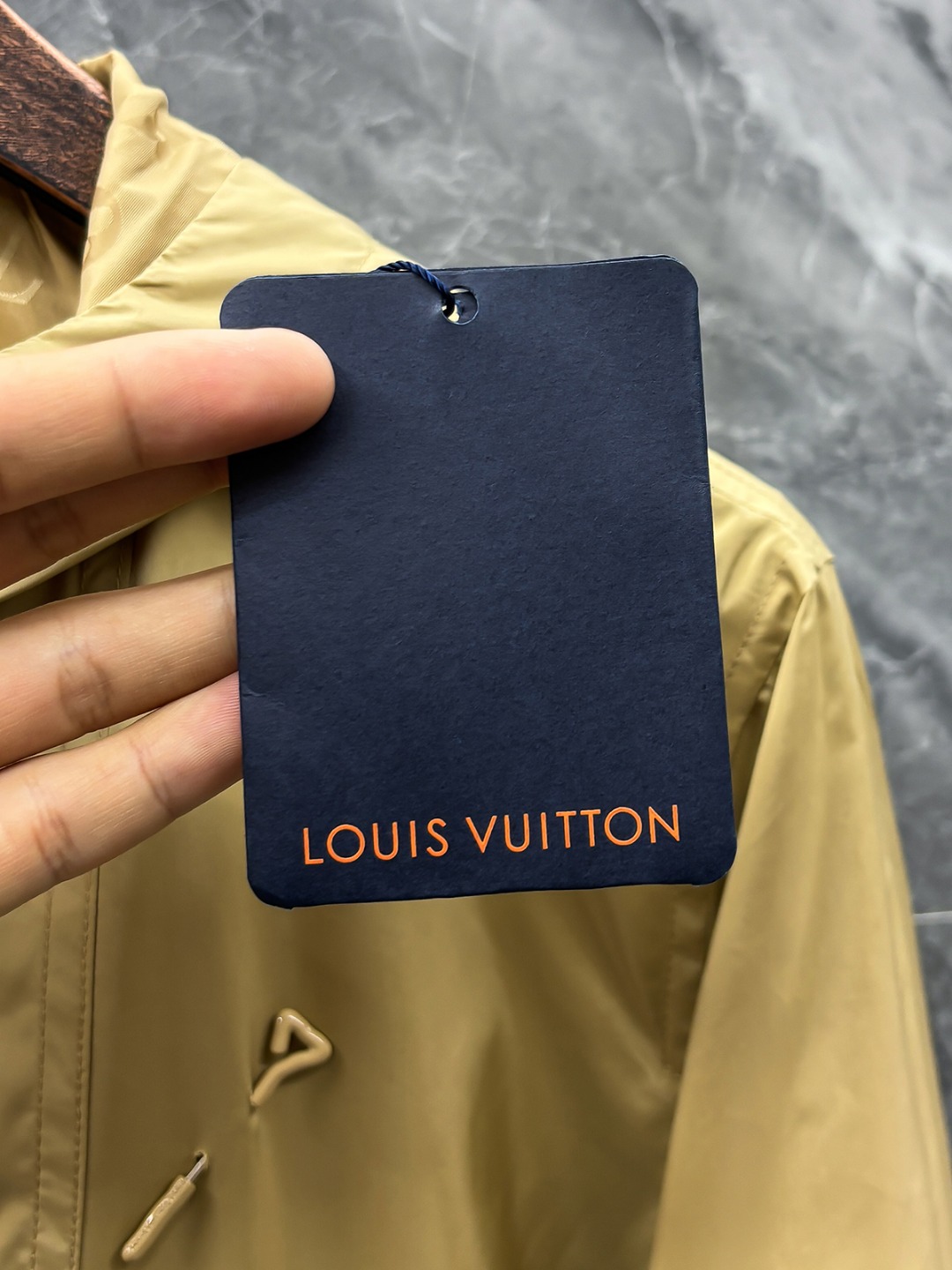LV A貨連帽外套 輕薄防風潮流款 黃色設計｜歐美奢侈品精品推薦