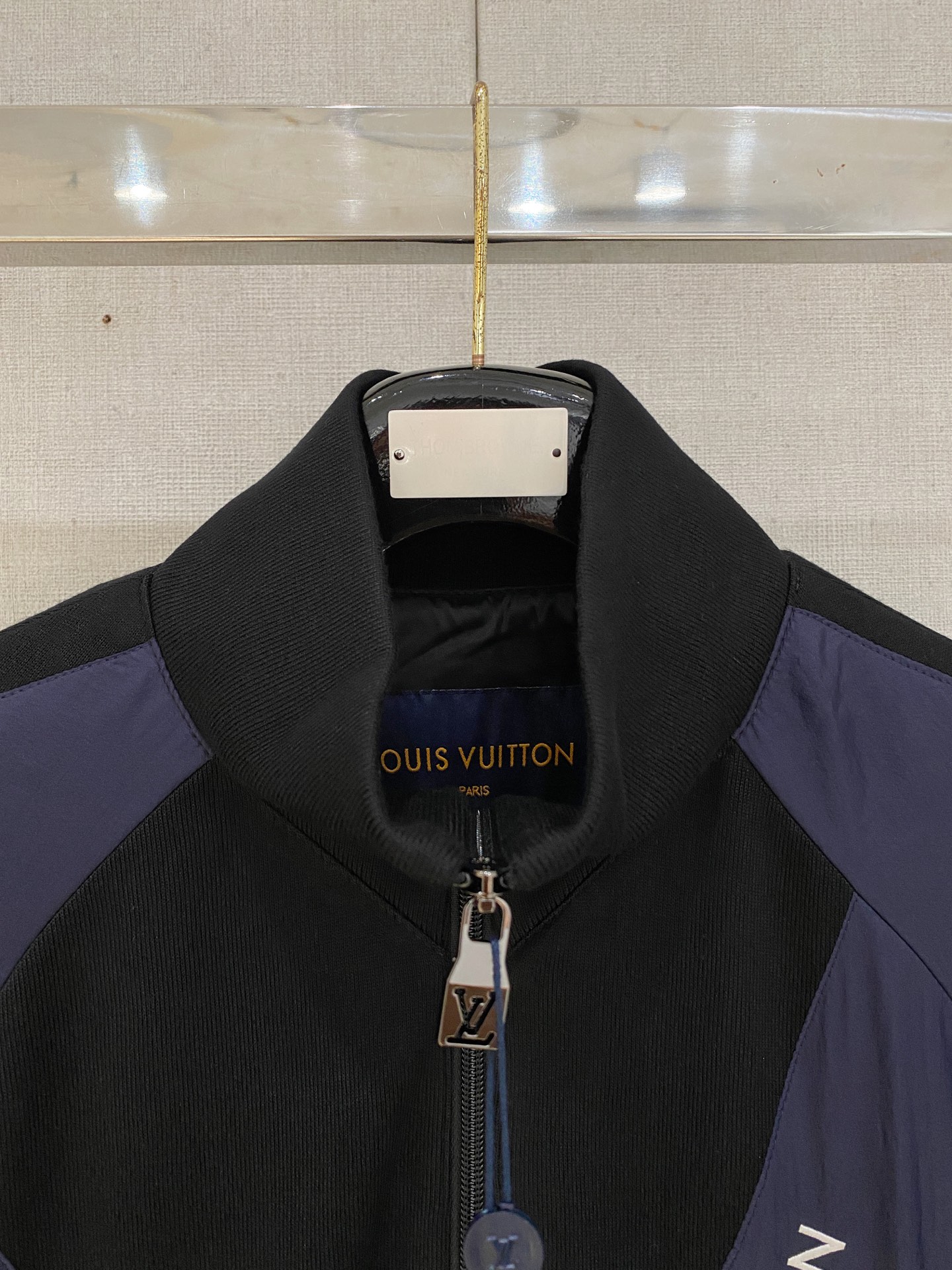 LV 高仿運動外套 拼接設計 黑藍撞色款｜歐美奢侈品精品推薦