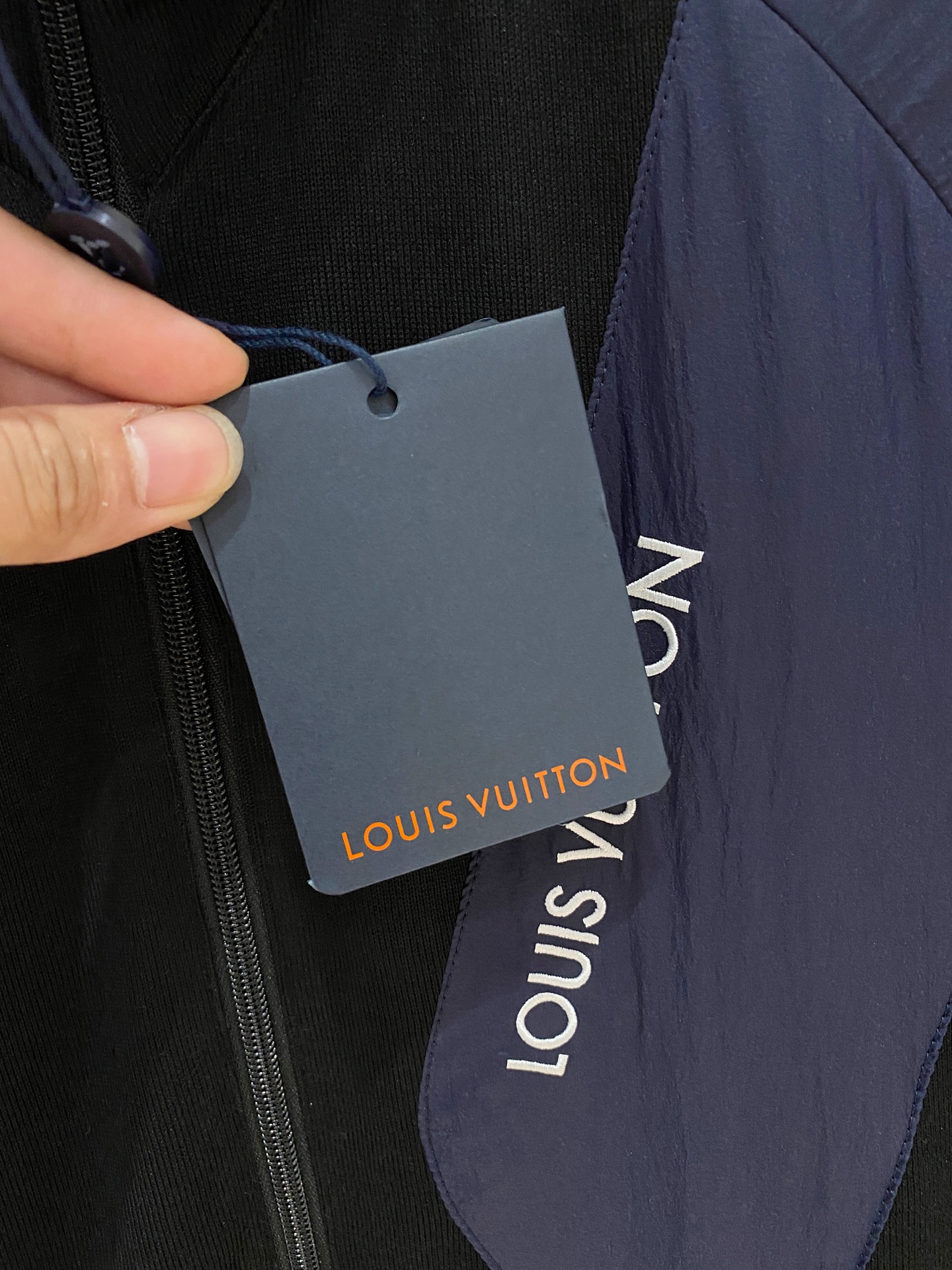 LV 高仿運動外套 拼接設計 黑藍撞色款｜歐美奢侈品精品推薦