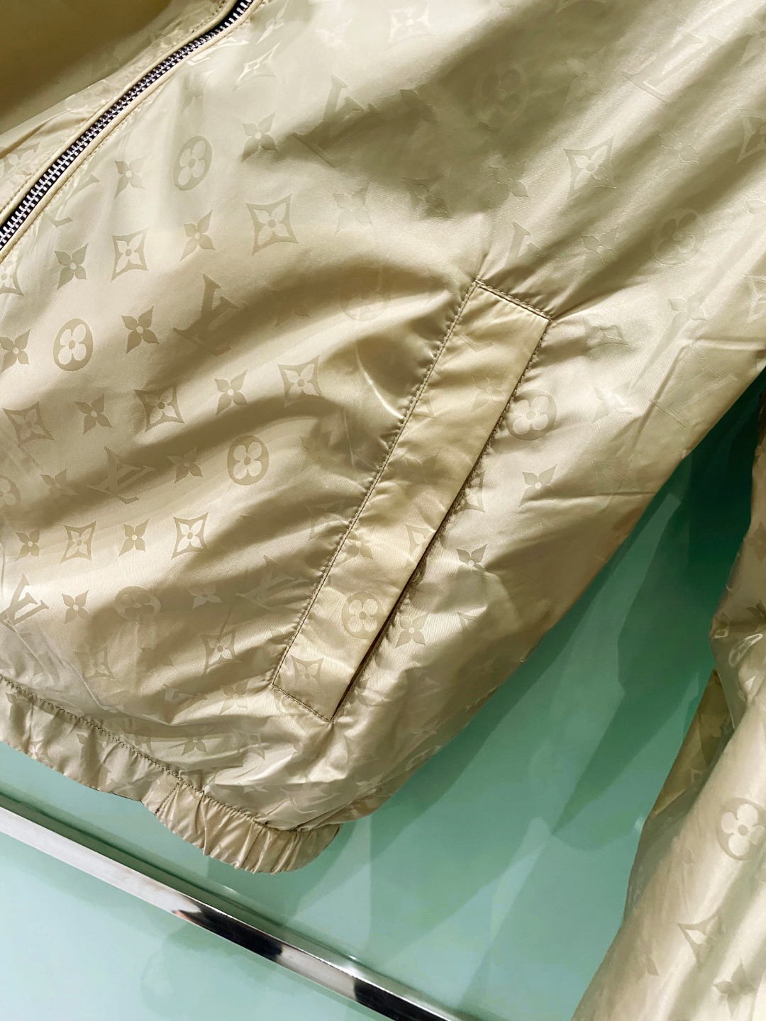 LV 高仿金色連帽外套 經典滿版Monogram設計｜歐美奢侈品精品推薦