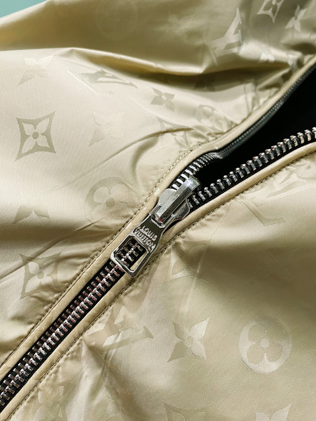 LV 高仿金色連帽外套 經典滿版Monogram設計｜歐美奢侈品精品推薦