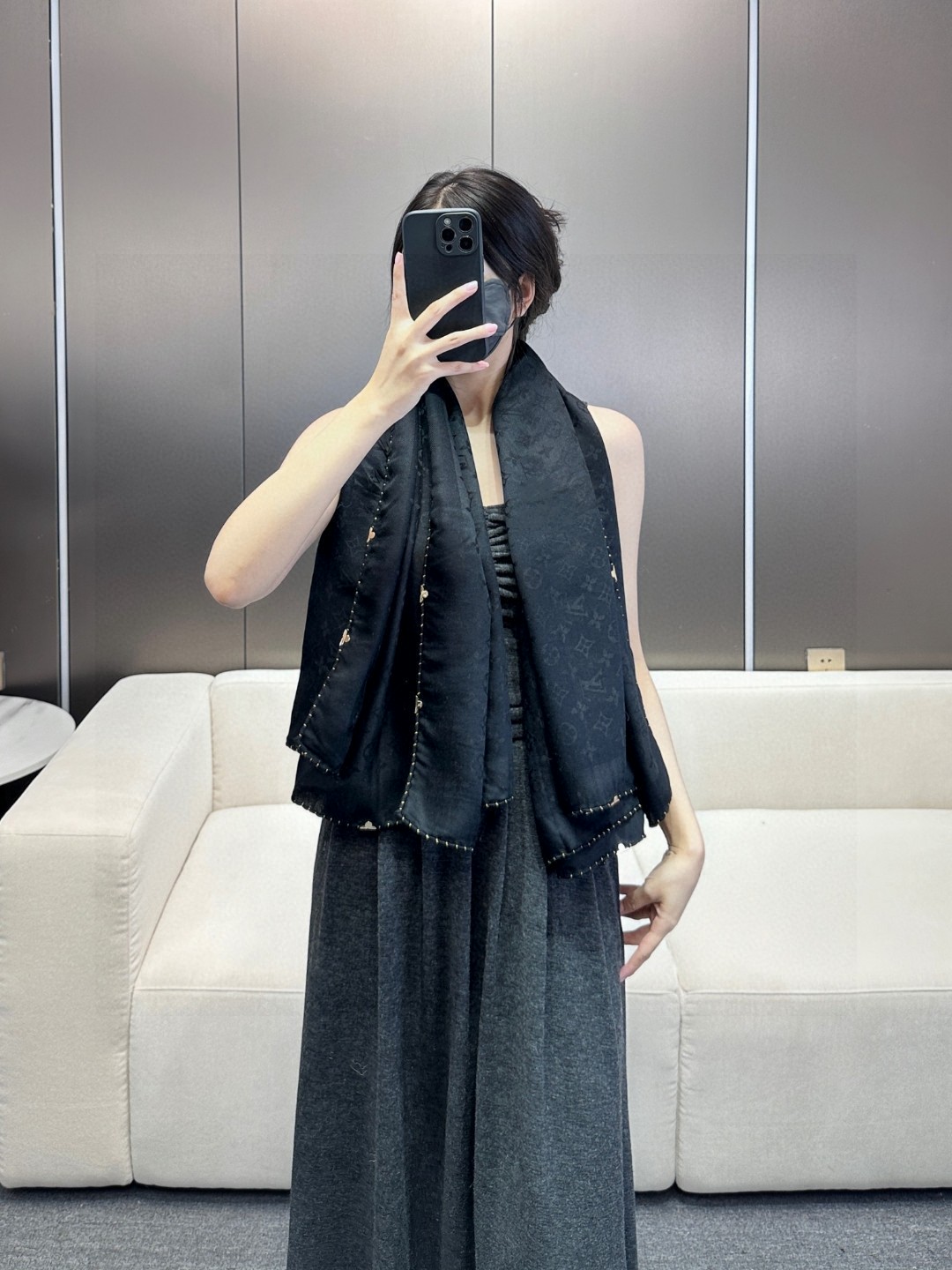 LV 高仿黑色圍巾 經典花紋點綴時尚｜歐美奢侈品精品推薦