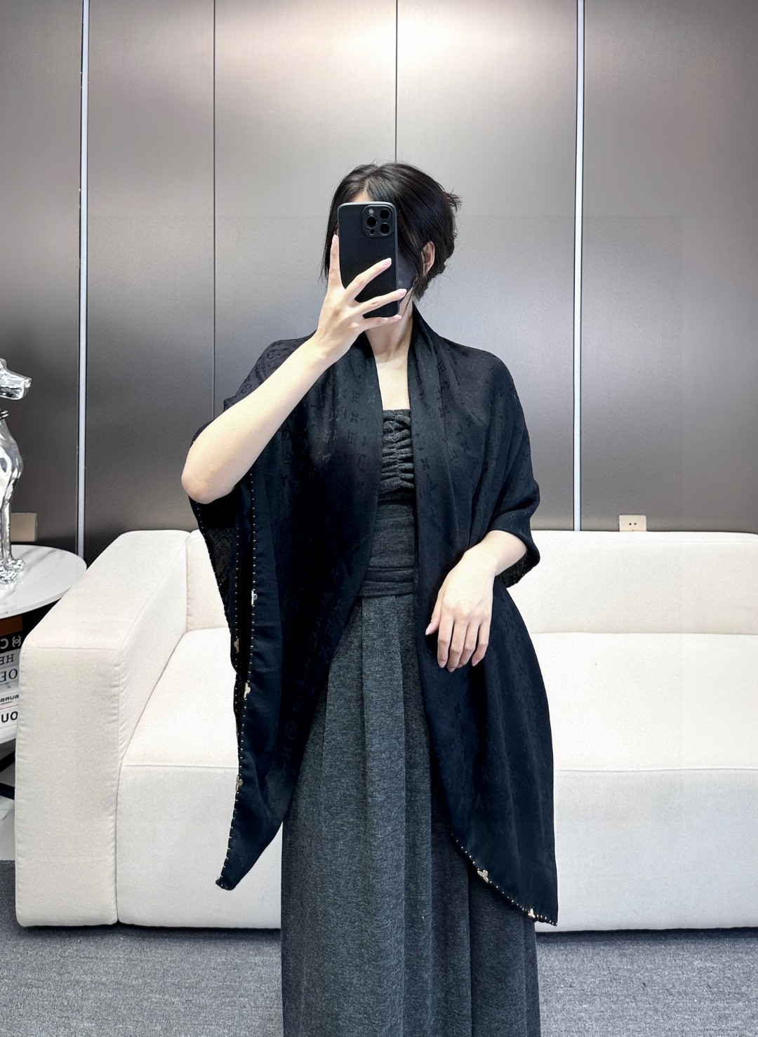 LV 高仿黑色圍巾 經典花紋點綴時尚｜歐美奢侈品精品推薦