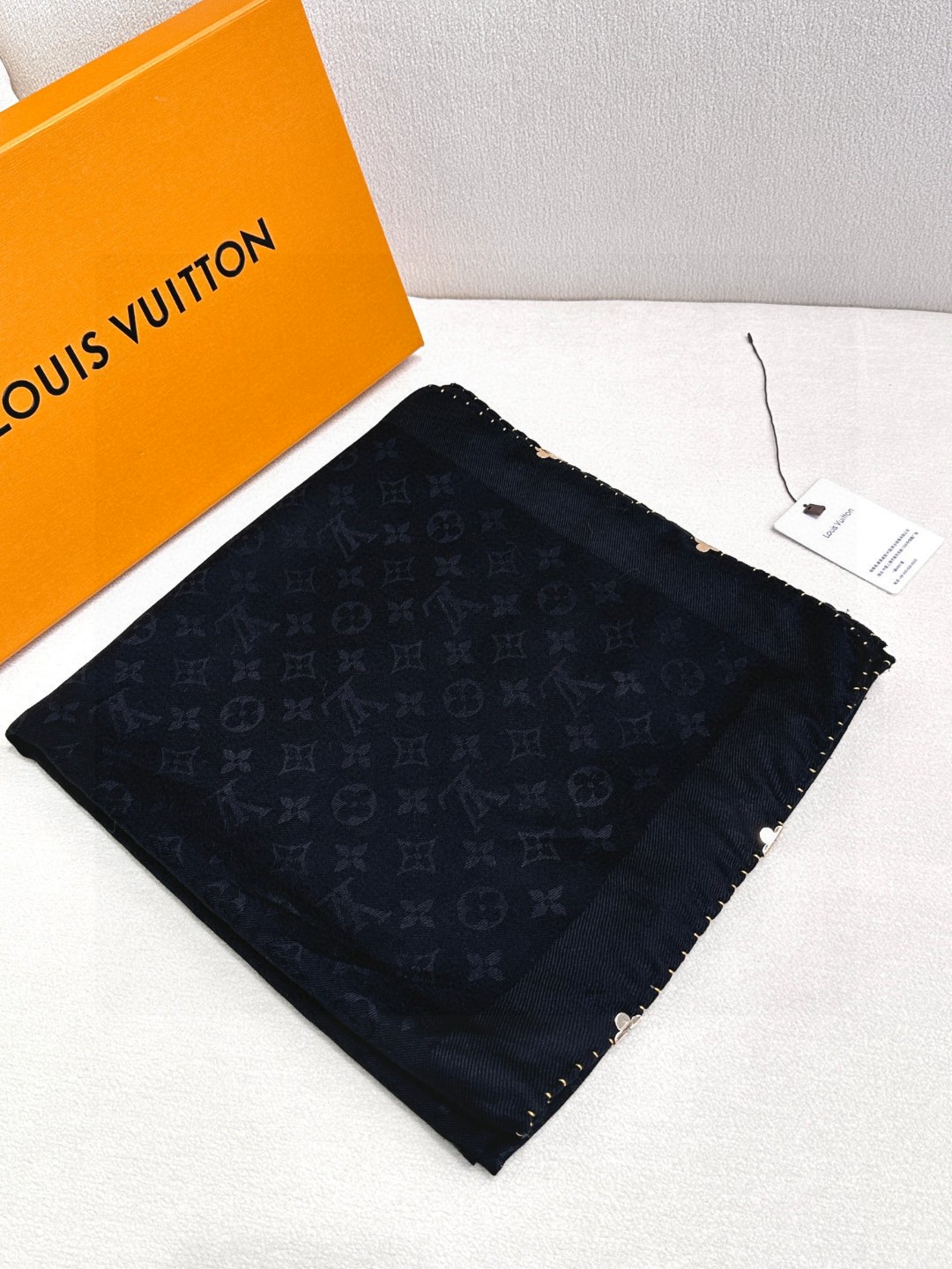 LV 高仿黑色圍巾 經典花紋點綴時尚｜歐美奢侈品精品推薦