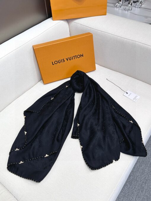 LV 高仿黑色圍巾 經典花紋點綴時尚