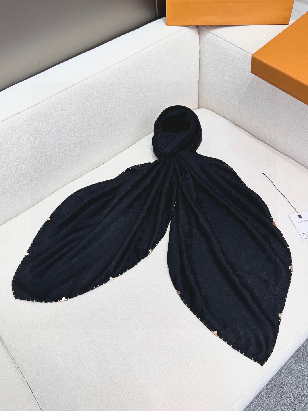 LV 高仿黑色圍巾 經典花紋點綴時尚｜歐美奢侈品精品推薦