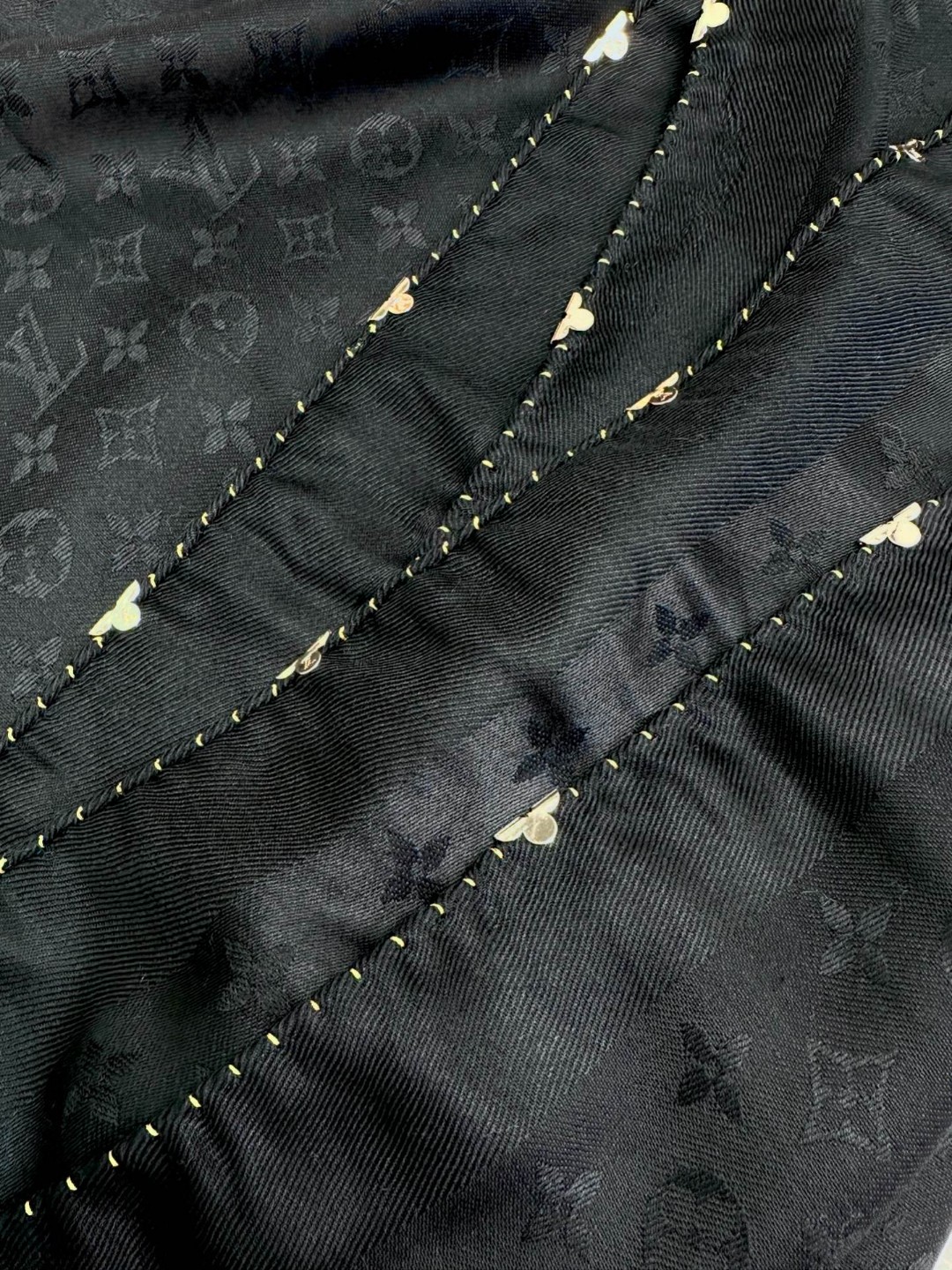LV 高仿黑色圍巾 經典花紋點綴時尚｜歐美奢侈品精品推薦