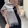 LV 高仿灰色刺繡Logo流蘇圍巾 保暖百搭款|超A仿原單精品圖片 2 LV 高仿灰色刺繡Logo流蘇圍巾 保暖百搭款|歐美奢侈品精品推薦