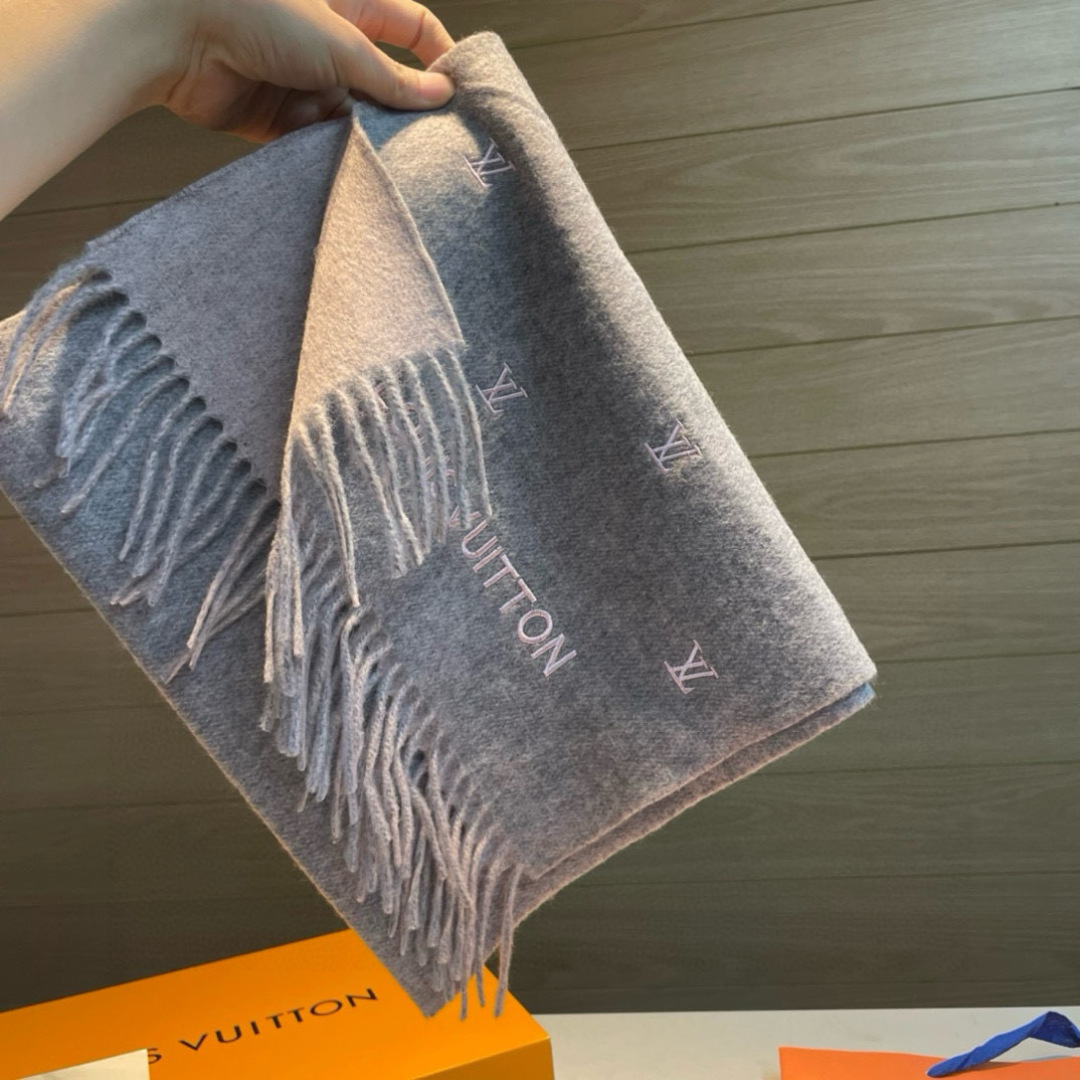 LV 高仿灰色刺繡Logo流蘇圍巾 保暖百搭款｜歐美奢侈品精品推薦