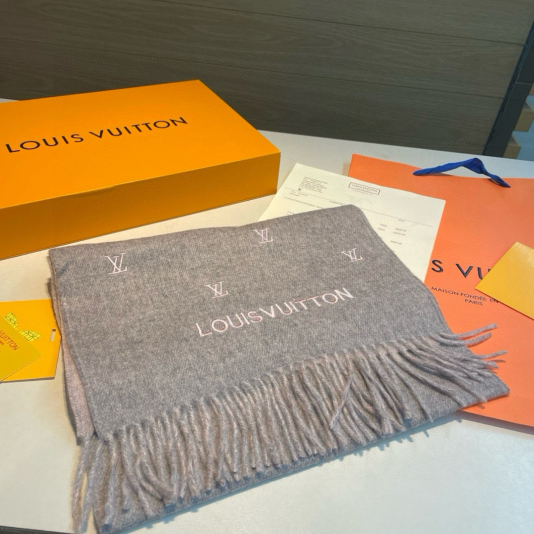 LV 高仿灰色刺繡Logo流蘇圍巾 保暖百搭款｜歐美奢侈品精品推薦