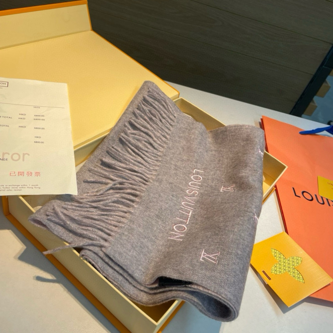 LV 高仿灰色刺繡Logo流蘇圍巾 保暖百搭款｜歐美奢侈品精品推薦