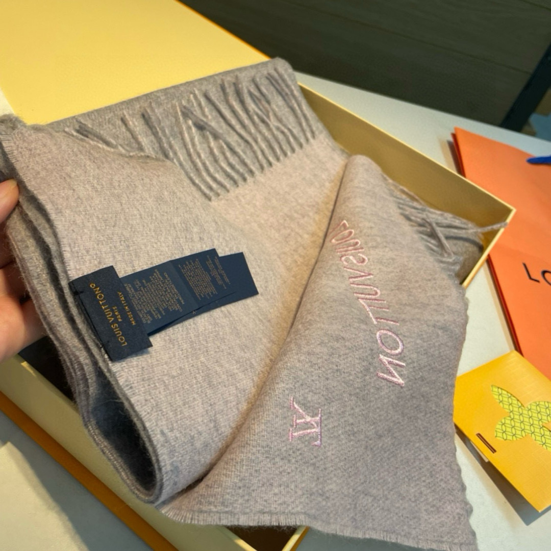 LV 高仿灰色刺繡Logo流蘇圍巾 保暖百搭款｜歐美奢侈品精品推薦