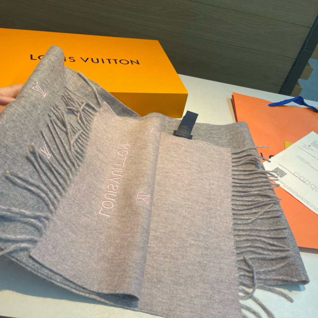 LV 高仿灰色刺繡Logo流蘇圍巾 保暖百搭款｜歐美奢侈品精品推薦