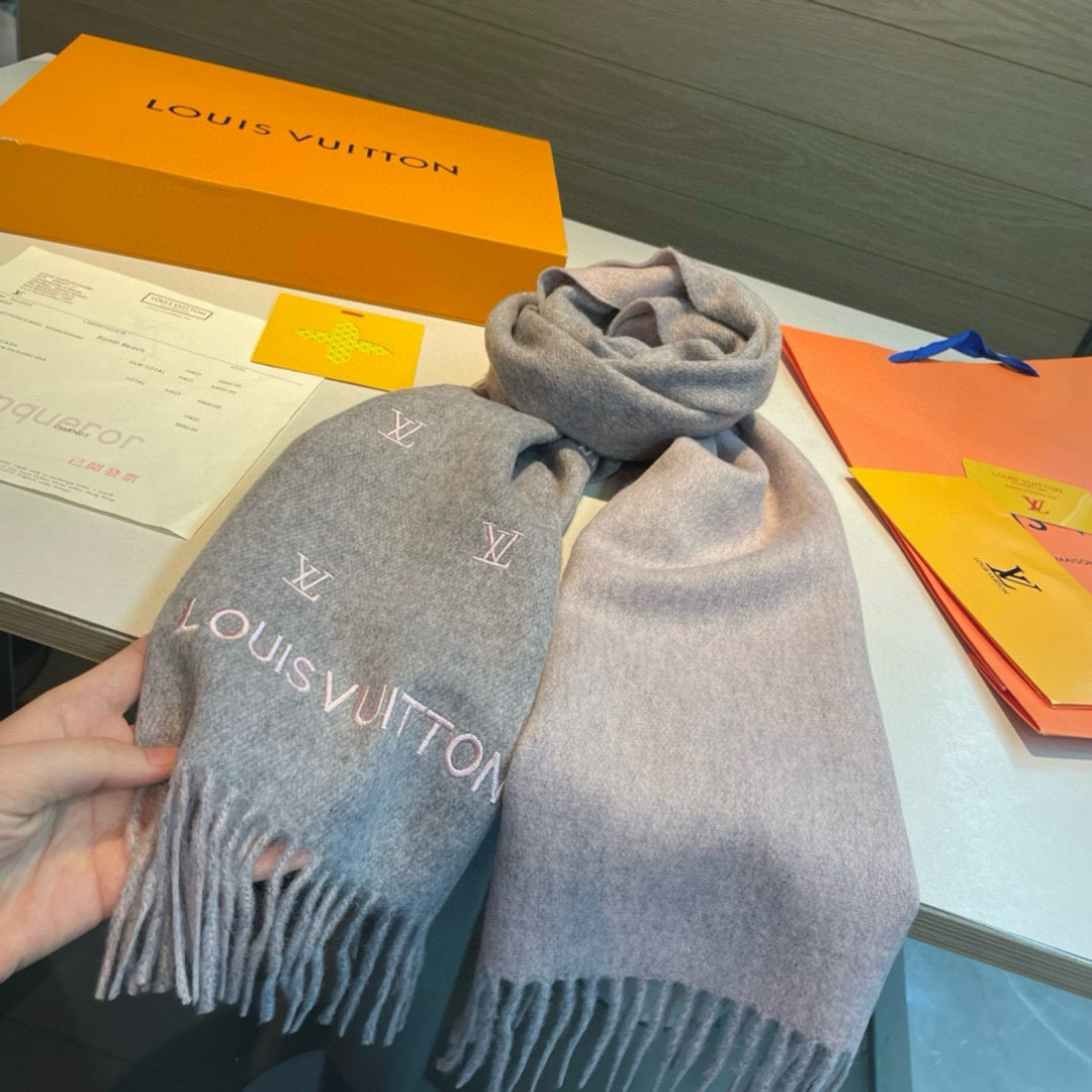 LV 高仿灰色刺繡Logo流蘇圍巾 保暖百搭款｜歐美奢侈品精品推薦