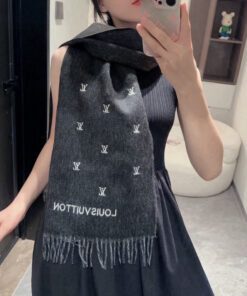 LV 一比一黑色刺繡Logo流蘇圍巾 時尚百搭保暖款
