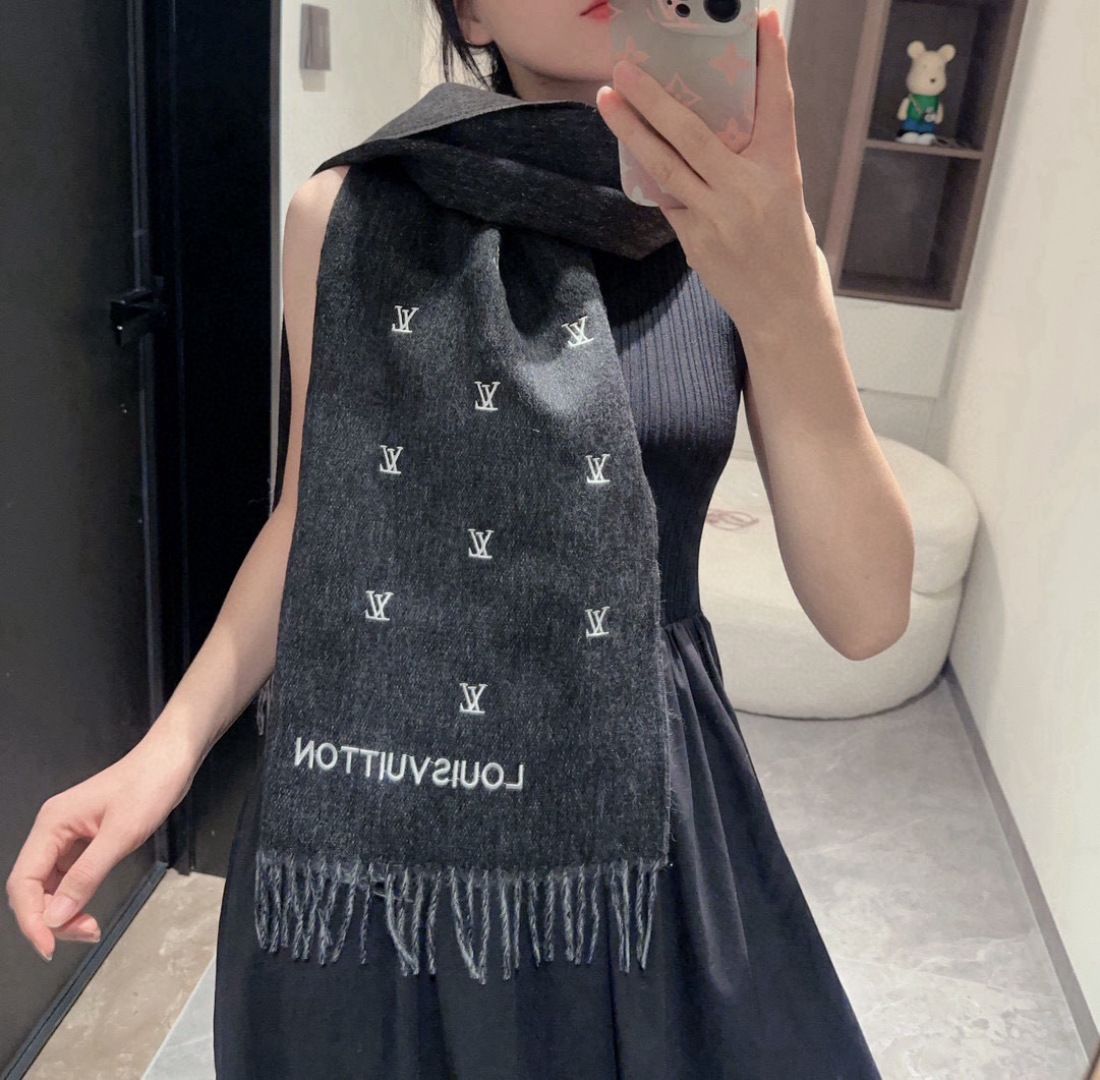 LV 一比一黑色刺繡Logo流蘇圍巾 時尚百搭保暖款|超A仿原單精品圖片 6 LV 一比一黑色刺繡Logo流蘇圍巾 時尚百搭保暖款|歐美奢侈品精品推薦