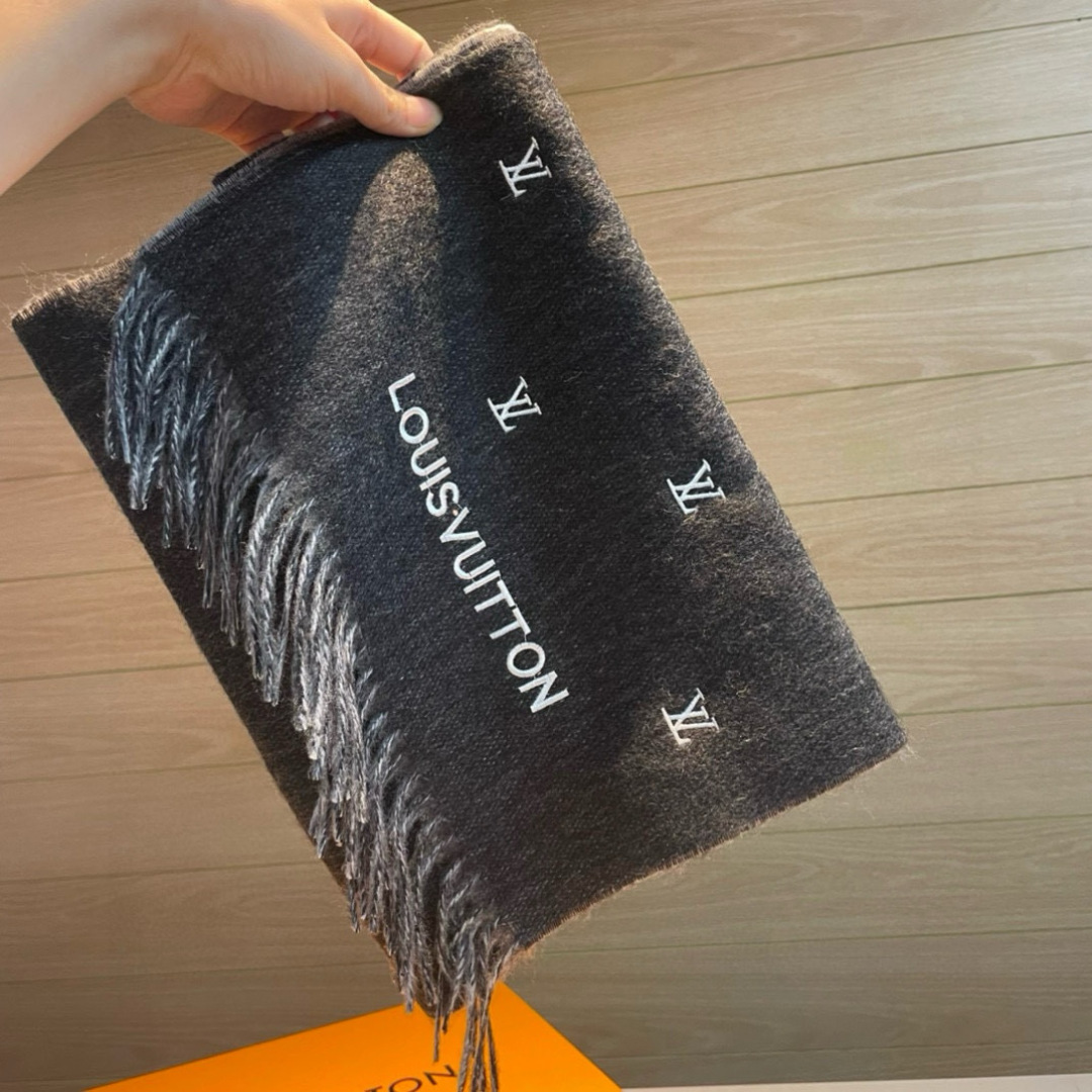 LV 一比一黑色刺繡Logo流蘇圍巾 時尚百搭保暖款|超A仿原單精品圖片 13 LV 一比一黑色刺繡Logo流蘇圍巾 時尚百搭保暖款|歐美奢侈品精品推薦