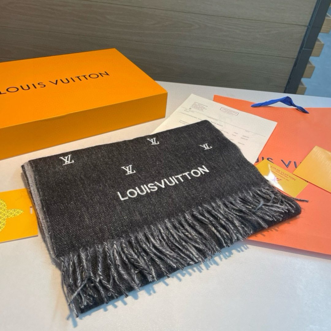 LV 一比一黑色刺繡Logo流蘇圍巾 時尚百搭保暖款|超A仿原單精品圖片 12 LV 一比一黑色刺繡Logo流蘇圍巾 時尚百搭保暖款|歐美奢侈品精品推薦