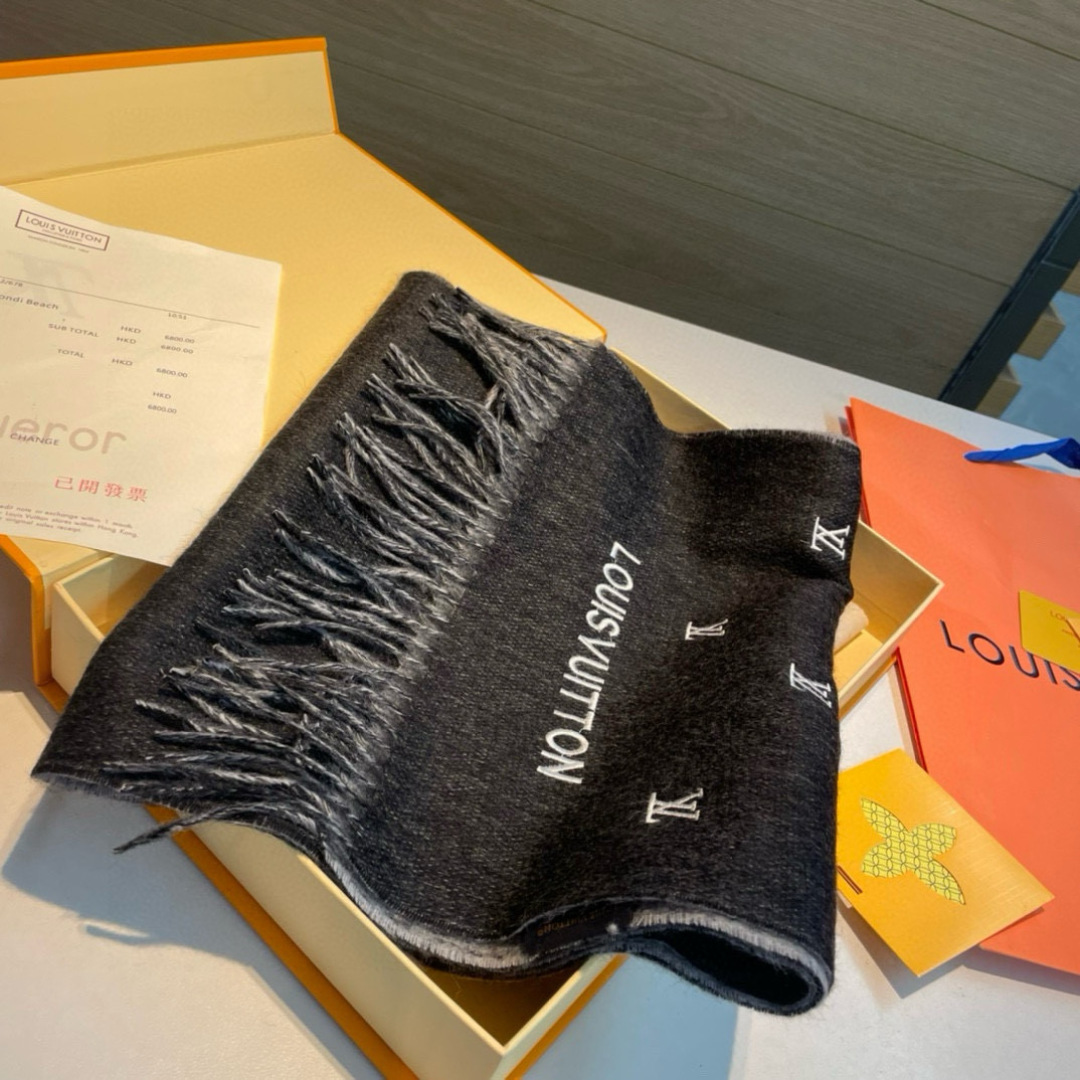 LV 一比一黑色刺繡Logo流蘇圍巾 時尚百搭保暖款|超A仿原單精品圖片 11 LV 一比一黑色刺繡Logo流蘇圍巾 時尚百搭保暖款|歐美奢侈品精品推薦