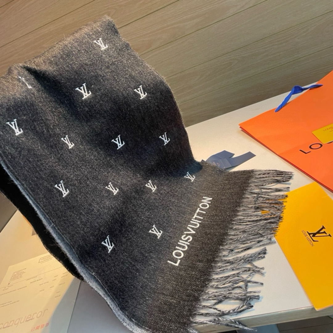 LV 一比一黑色刺繡Logo流蘇圍巾 時尚百搭保暖款|超A仿原單精品圖片 7 LV 一比一黑色刺繡Logo流蘇圍巾 時尚百搭保暖款|歐美奢侈品精品推薦