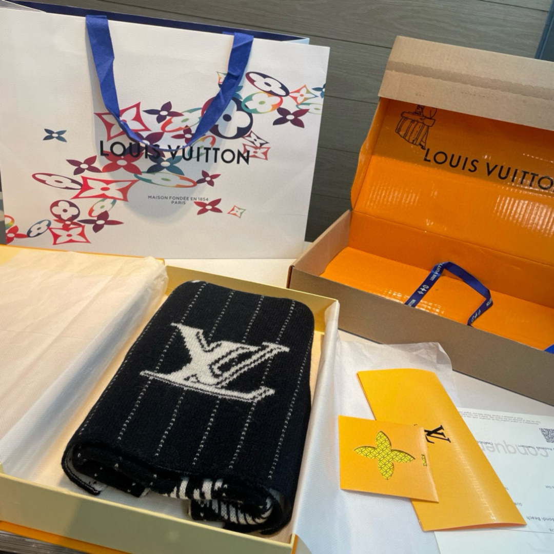 LV 精品仿製羊毛圍巾 黑白經典雙面設計 保暖百搭｜歐美奢侈品精品推薦
