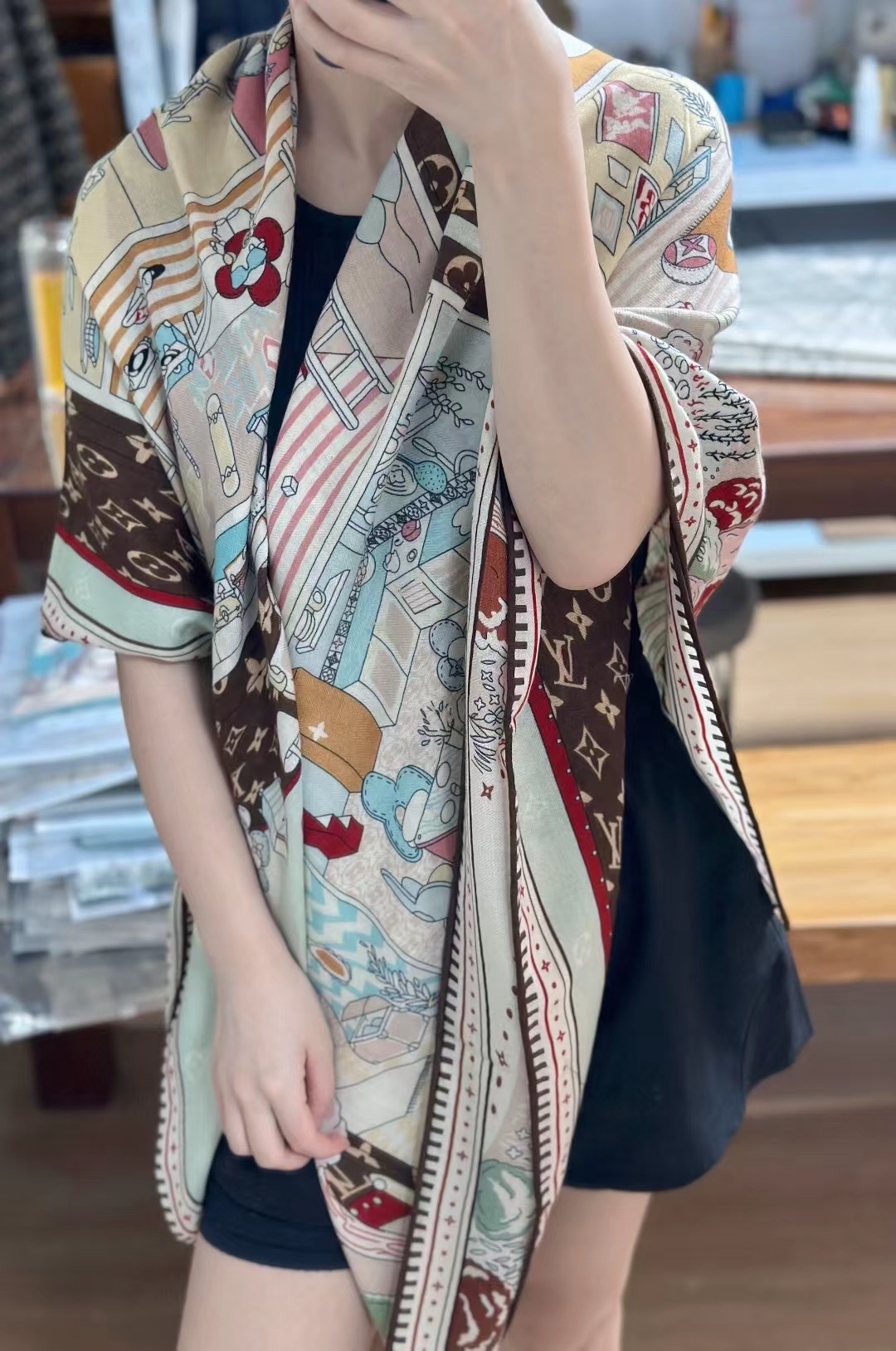 LV 高仿印花絲巾 彩色城市圖案 漫遊風格點綴|超A仿原單精品圖片 6 LV 高仿印花絲巾 彩色城市圖案 漫遊風格點綴|歐美奢侈品精品推薦