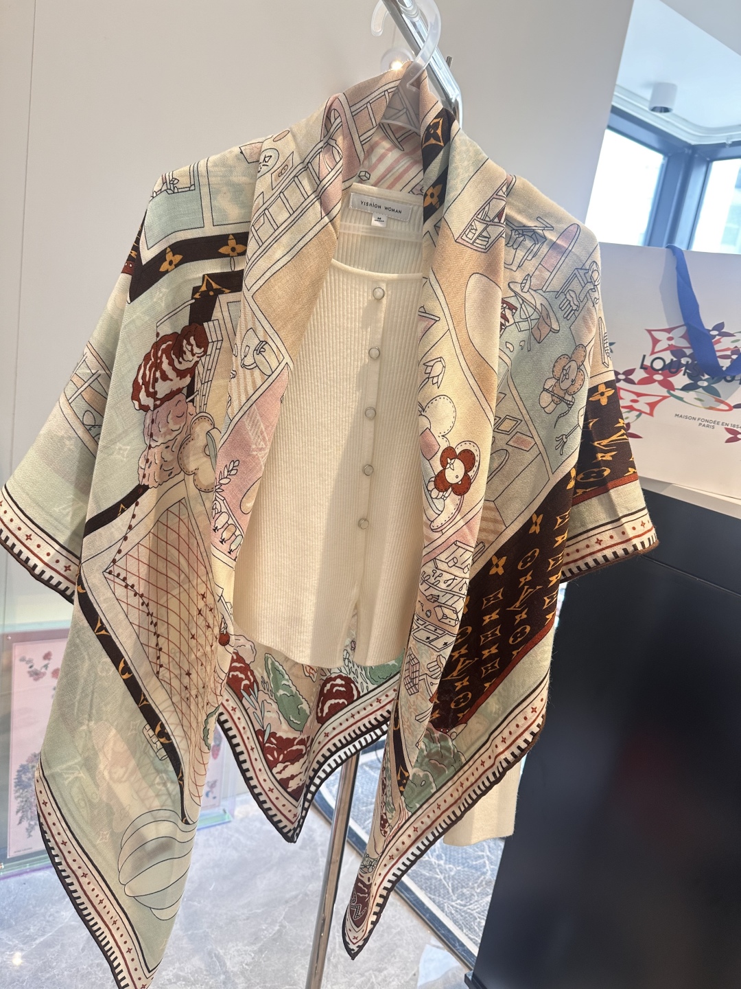 LV 高仿印花絲巾 彩色城市圖案 漫遊風格點綴|超A仿原單精品圖片 7 LV 高仿印花絲巾 彩色城市圖案 漫遊風格點綴|歐美奢侈品精品推薦