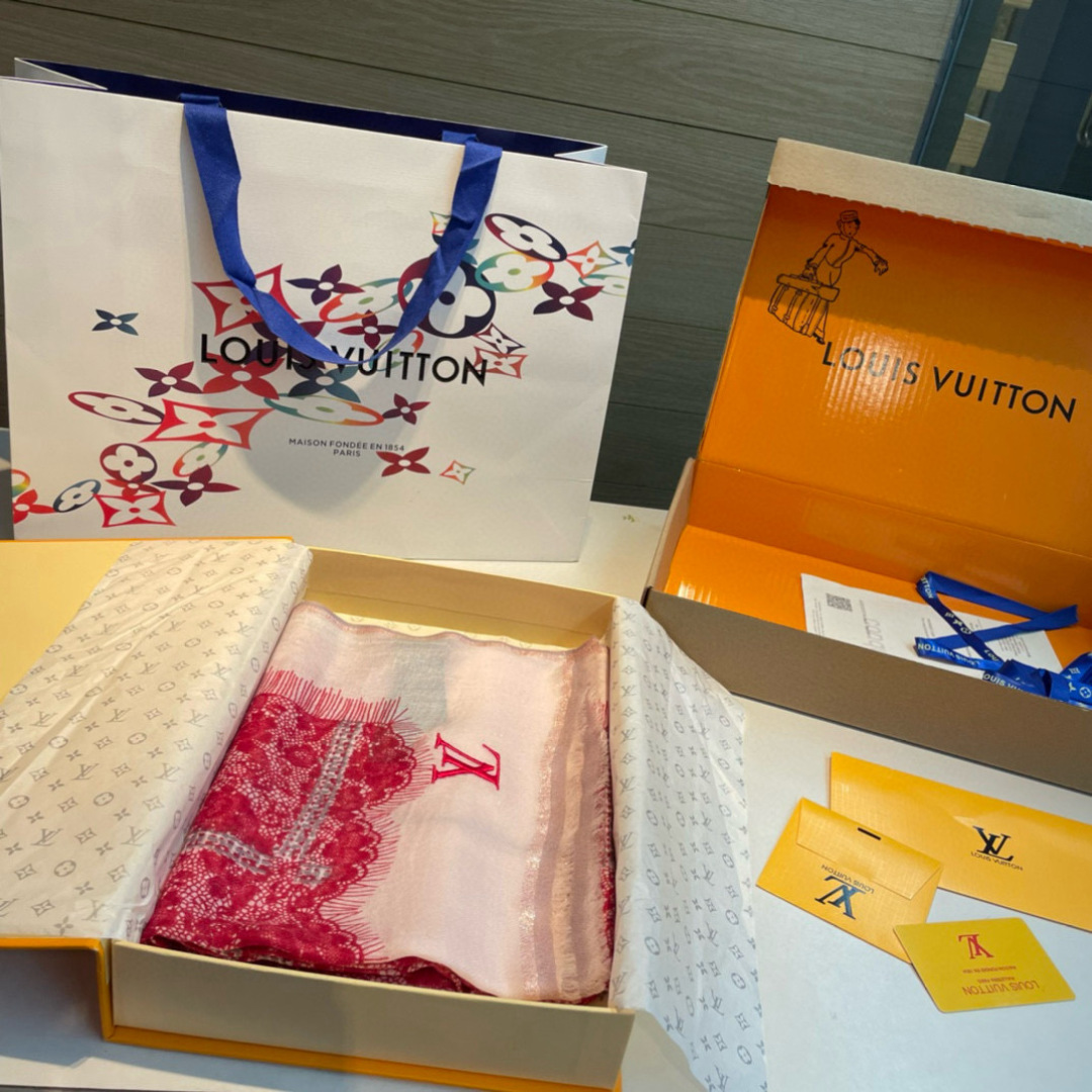 LV 一比一蕾絲印花圍巾 粉紅拼接 浪漫優雅設計|超A仿原單精品圖片 6 LV 一比一蕾絲印花圍巾 粉紅拼接 浪漫優雅設計|歐美奢侈品精品推薦
