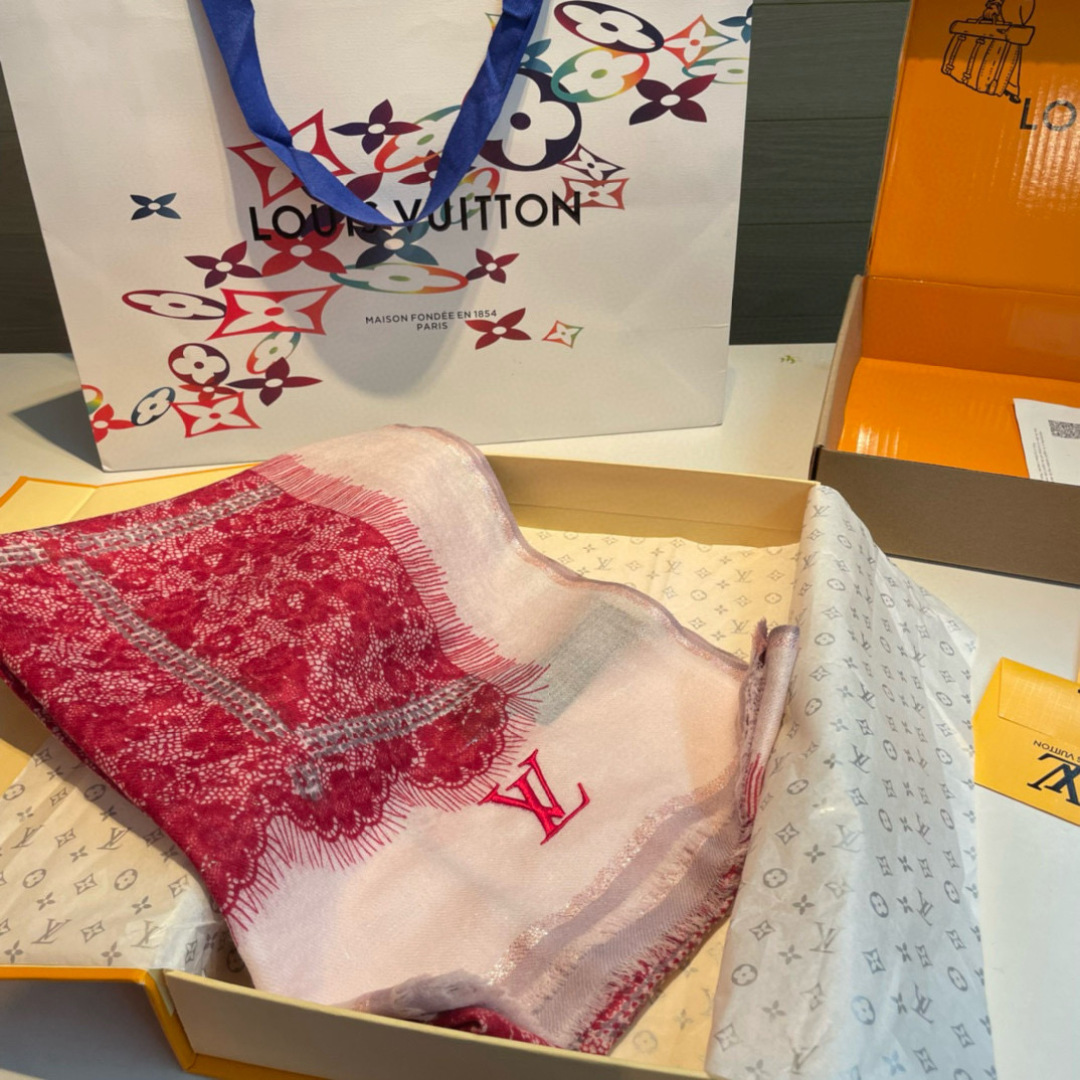 LV 一比一蕾絲印花圍巾 粉紅拼接 浪漫優雅設計|超A仿原單精品圖片 14 LV 一比一蕾絲印花圍巾 粉紅拼接 浪漫優雅設計|歐美奢侈品精品推薦