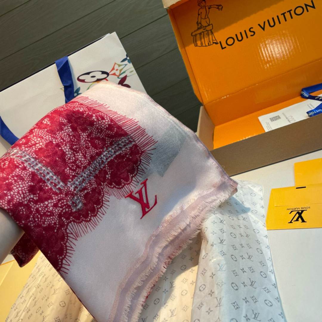 LV 一比一蕾絲印花圍巾 粉紅拼接 浪漫優雅設計|超A仿原單精品圖片 13 LV 一比一蕾絲印花圍巾 粉紅拼接 浪漫優雅設計|歐美奢侈品精品推薦