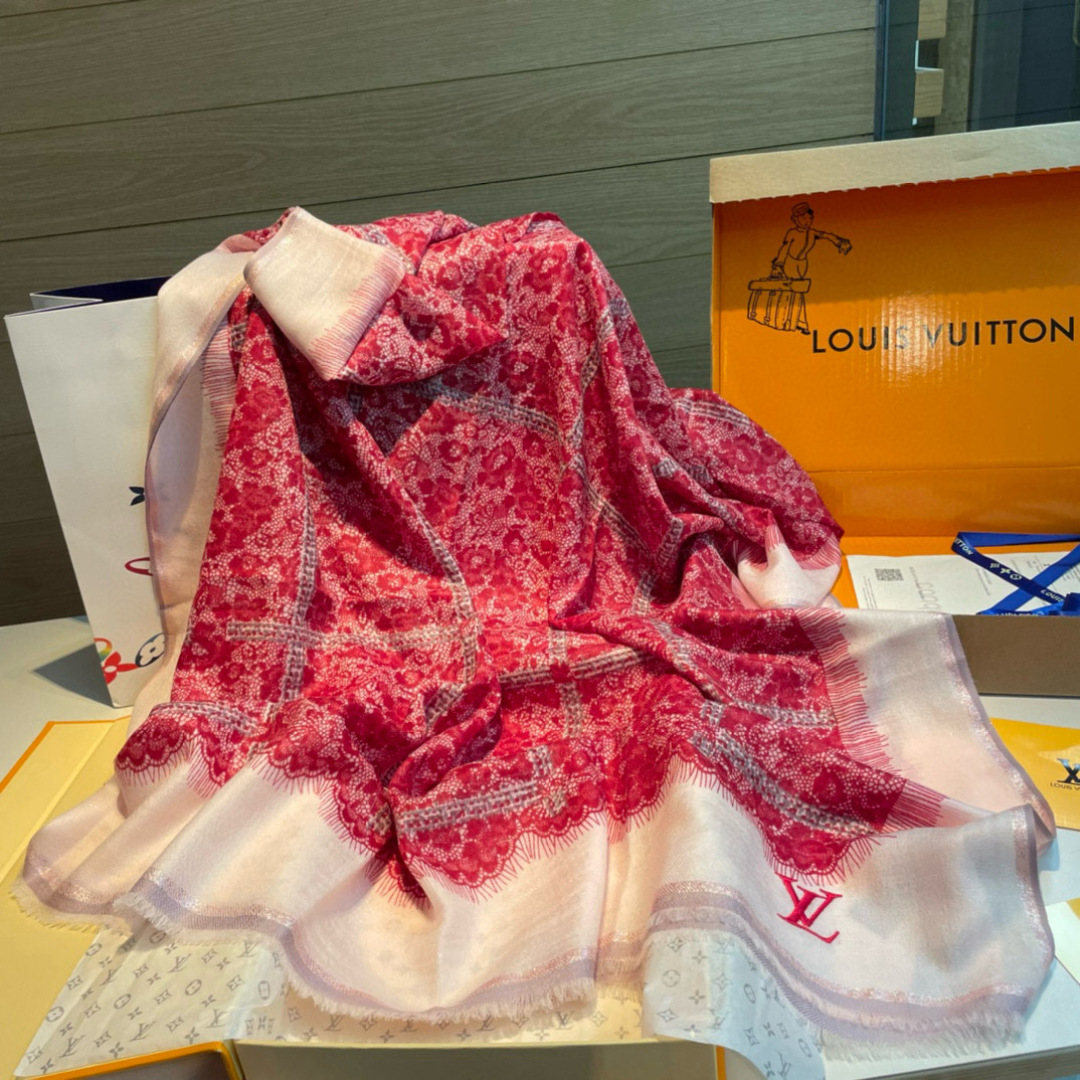 LV 一比一蕾絲印花圍巾 粉紅拼接 浪漫優雅設計|超A仿原單精品圖片 11 LV 一比一蕾絲印花圍巾 粉紅拼接 浪漫優雅設計|歐美奢侈品精品推薦