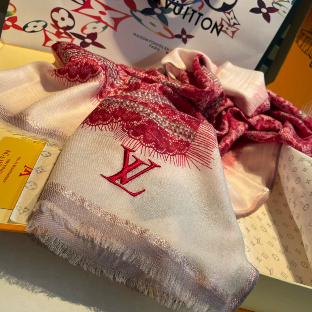 LV 一比一蕾絲印花圍巾 粉紅拼接 浪漫優雅設計|超A仿原單精品圖片 10 LV 一比一蕾絲印花圍巾 粉紅拼接 浪漫優雅設計|歐美奢侈品精品推薦
