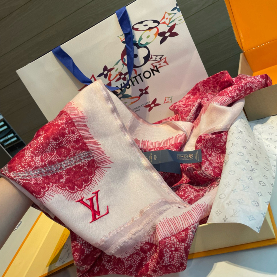 LV 一比一蕾絲印花圍巾 粉紅拼接 浪漫優雅設計|超A仿原單精品圖片 9 LV 一比一蕾絲印花圍巾 粉紅拼接 浪漫優雅設計|歐美奢侈品精品推薦