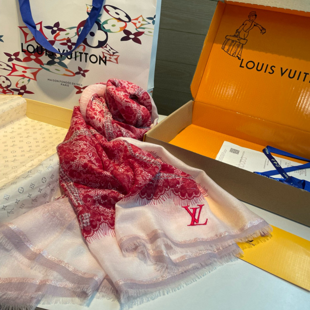 LV 一比一蕾絲印花圍巾 粉紅拼接 浪漫優雅設計|超A仿原單精品圖片 7 LV 一比一蕾絲印花圍巾 粉紅拼接 浪漫優雅設計|歐美奢侈品精品推薦