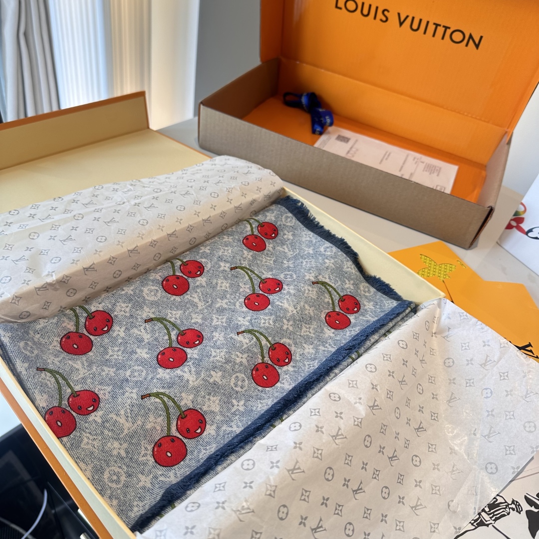 LV 原單櫻桃印花圍巾 牛仔藍俏皮甜美設計|超A仿原單精品圖片 6 LV 原單櫻桃印花圍巾 牛仔藍俏皮甜美設計|歐美奢侈品精品推薦