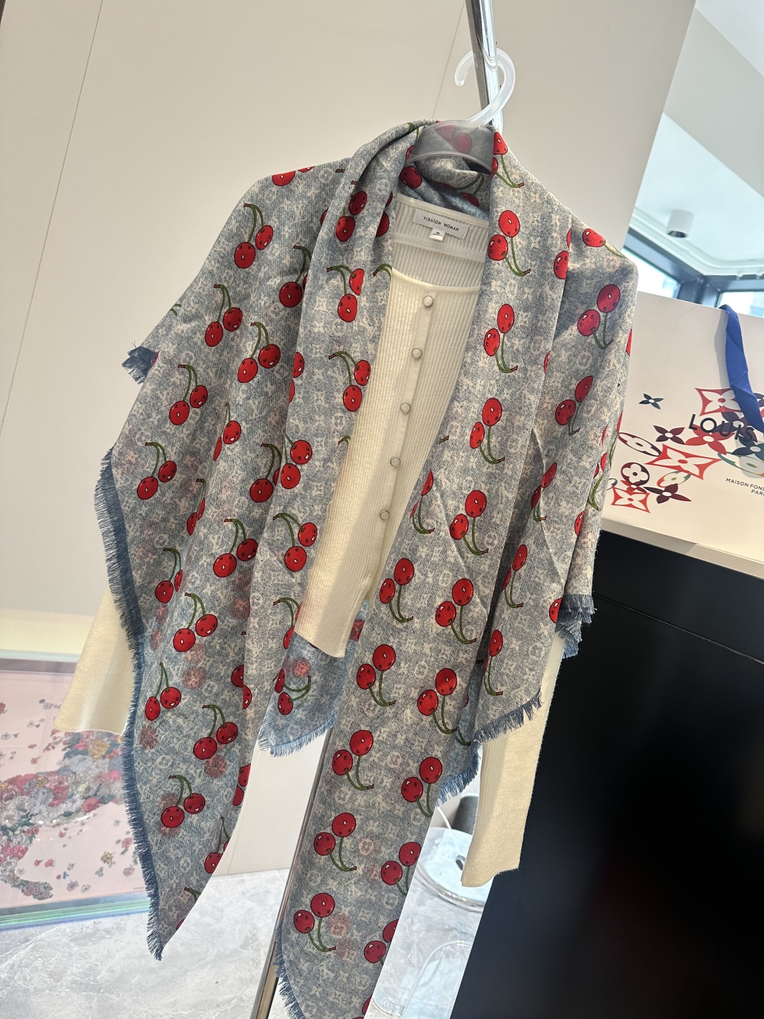 LV 原單櫻桃印花圍巾 牛仔藍俏皮甜美設計|超A仿原單精品圖片 9 LV 原單櫻桃印花圍巾 牛仔藍俏皮甜美設計|歐美奢侈品精品推薦
