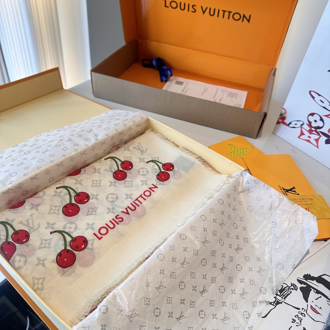 LV 超A貨櫻桃印花圍巾 白底甜美俏皮設計款|超A仿原單精品圖片 6 LV 超A貨櫻桃印花圍巾 白底甜美俏皮設計款|歐美奢侈品精品推薦