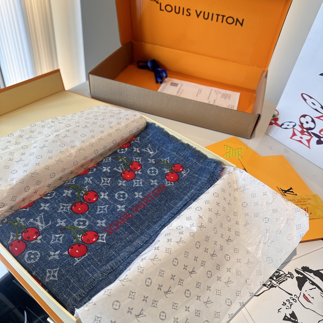 LV 一比一櫻桃印花牛仔藍圍巾 清新減齡百搭款|超A仿原單精品圖片 6 LV 一比一櫻桃印花牛仔藍圍巾 清新減齡百搭款|歐美奢侈品精品推薦