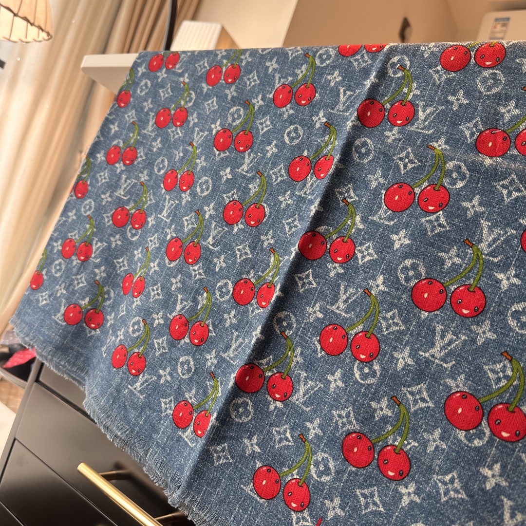 LV 一比一櫻桃印花牛仔藍圍巾 清新減齡百搭款|超A仿原單精品圖片 12 LV 一比一櫻桃印花牛仔藍圍巾 清新減齡百搭款|歐美奢侈品精品推薦