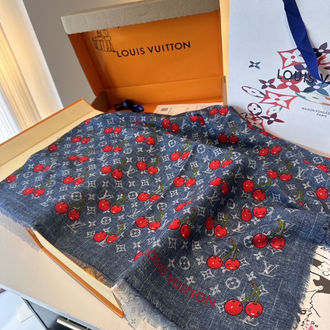 LV 一比一櫻桃印花牛仔藍圍巾 清新減齡百搭款|超A仿原單精品圖片 11 LV 一比一櫻桃印花牛仔藍圍巾 清新減齡百搭款|歐美奢侈品精品推薦
