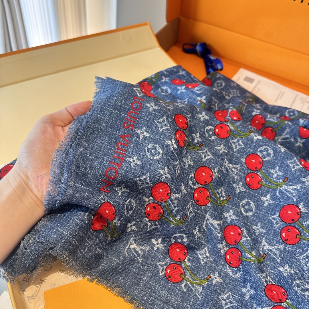 LV 一比一櫻桃印花牛仔藍圍巾 清新減齡百搭款|超A仿原單精品圖片 10 LV 一比一櫻桃印花牛仔藍圍巾 清新減齡百搭款|歐美奢侈品精品推薦