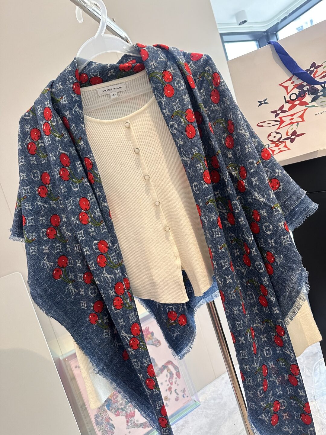 LV 一比一櫻桃印花牛仔藍圍巾 清新減齡百搭款|超A仿原單精品圖片 7 LV 一比一櫻桃印花牛仔藍圍巾 清新減齡百搭款|歐美奢侈品精品推薦