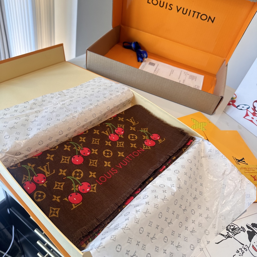 LV 原單櫻桃印花棕色圍巾 經典花紋甜美點綴|超A仿原單精品圖片 6 LV 原單櫻桃印花棕色圍巾 經典花紋甜美點綴|歐美奢侈品精品推薦