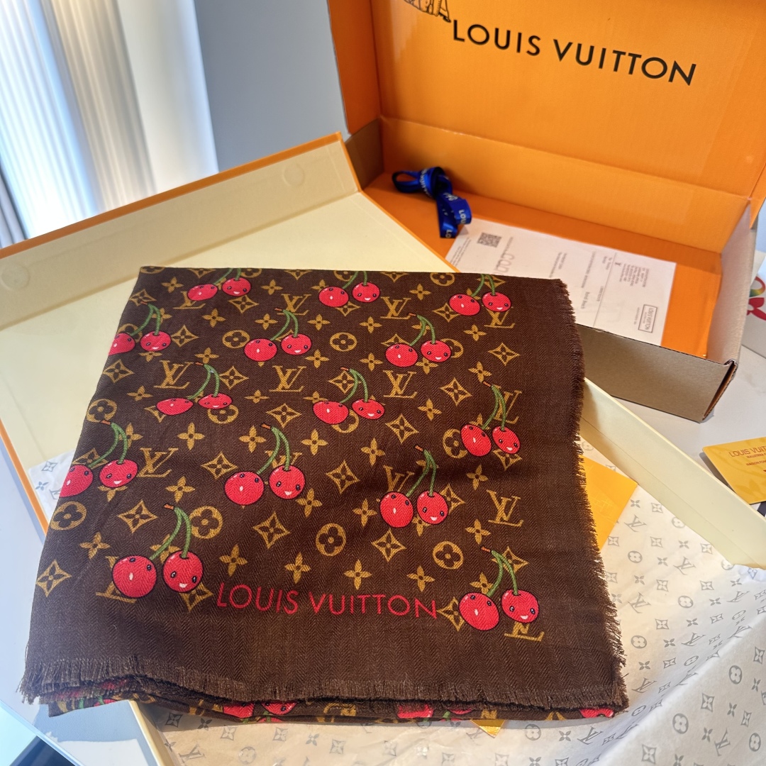 LV 原單櫻桃印花棕色圍巾 經典花紋甜美點綴|超A仿原單精品圖片 12 LV 原單櫻桃印花棕色圍巾 經典花紋甜美點綴|歐美奢侈品精品推薦