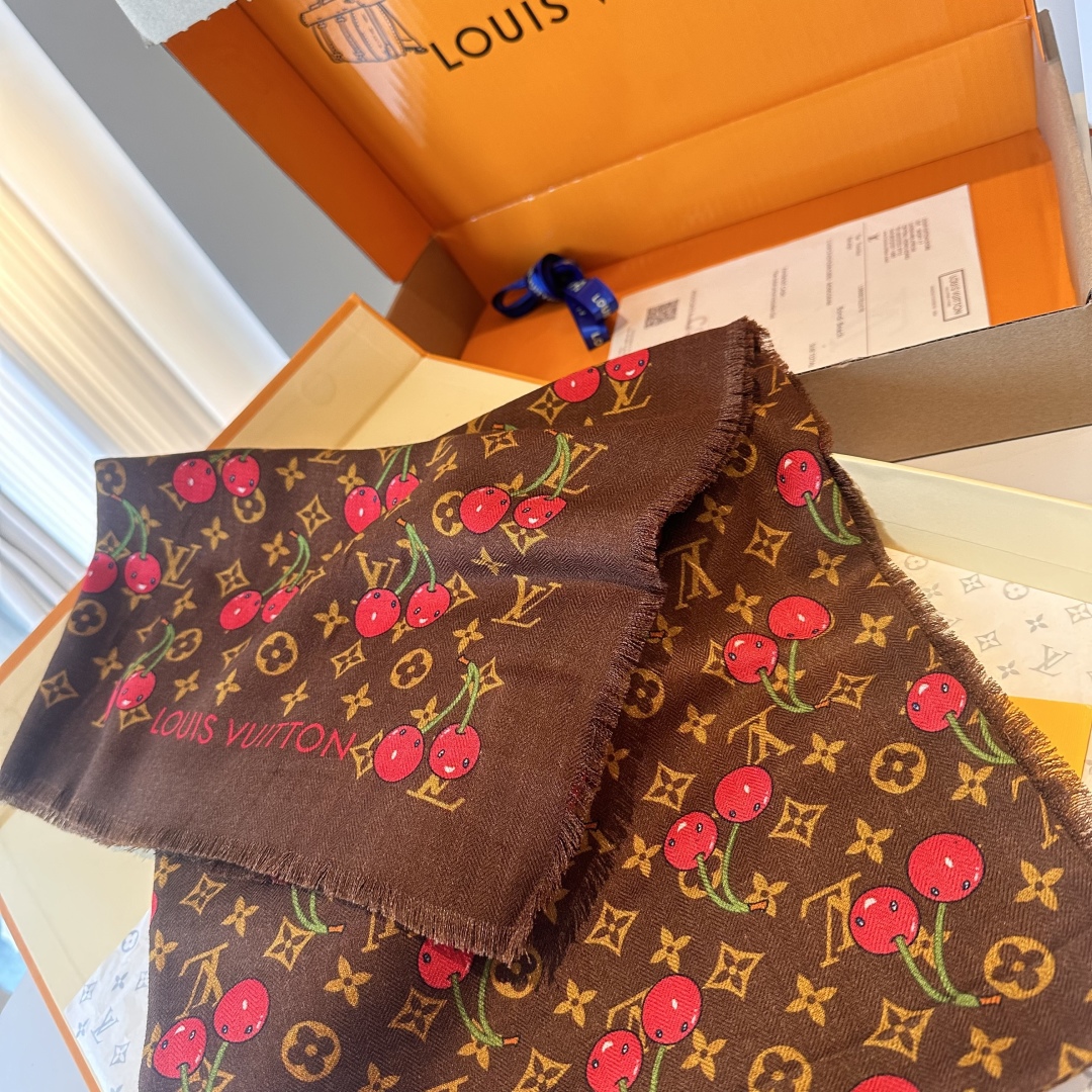 LV 原單櫻桃印花棕色圍巾 經典花紋甜美點綴|超A仿原單精品圖片 11 LV 原單櫻桃印花棕色圍巾 經典花紋甜美點綴|歐美奢侈品精品推薦
