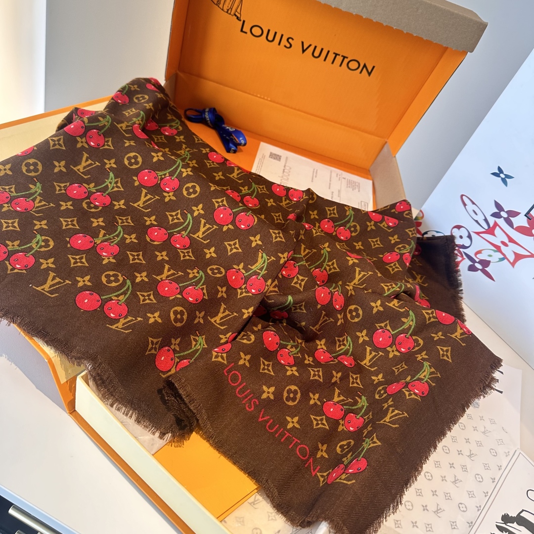 LV 原單櫻桃印花棕色圍巾 經典花紋甜美點綴|超A仿原單精品圖片 10 LV 原單櫻桃印花棕色圍巾 經典花紋甜美點綴|歐美奢侈品精品推薦